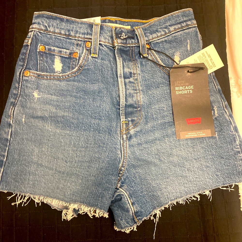 Womens Levi’s Ribcage shorts sz 24